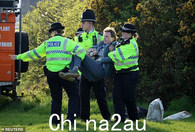 一名被拘留的动物权利活动家被 Aintree 的警察抬着