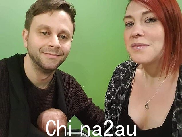 赖特博士和他的妻子夏洛特今天在法庭外向她已故的丈夫致敬