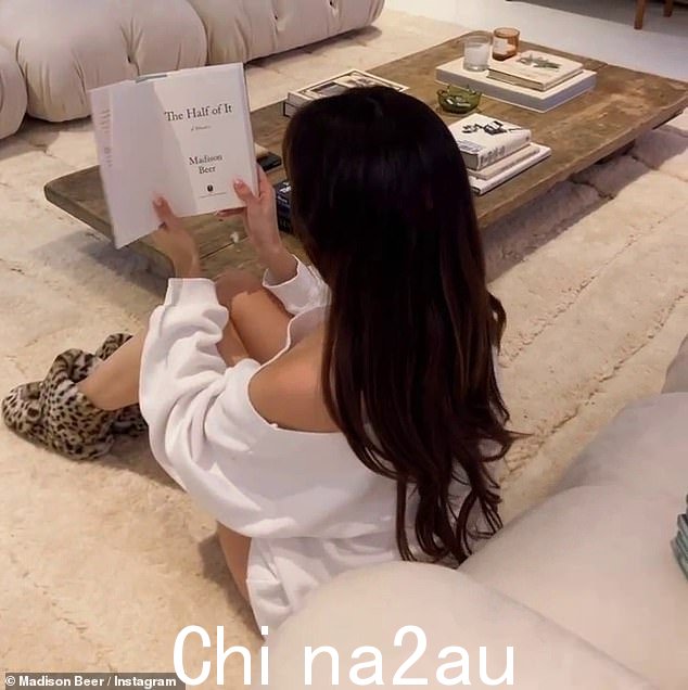 舒适:麦迪逊在最近的 Instagram 帖子中与她的书合影