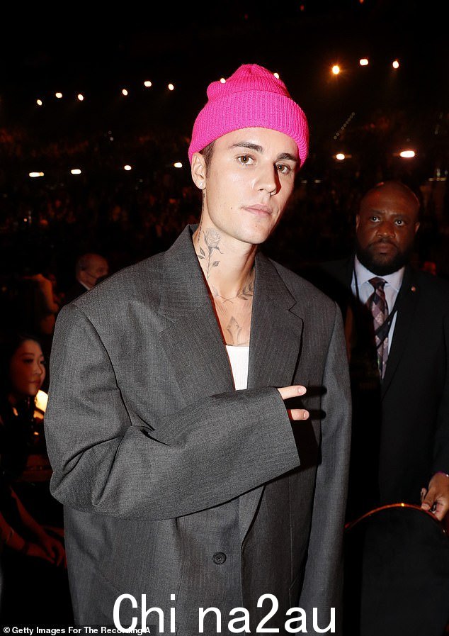 The Biebs 链接:当贾斯汀·比伯 (Justin Bieber) 发布指向她的封面之一的链接时,比尔在十几岁时就成名了。她于 2013 年发行了首张单曲《Melodies》。2018 年,Beer 发行了她的首张 EP《As She Pleases》。见于 2022