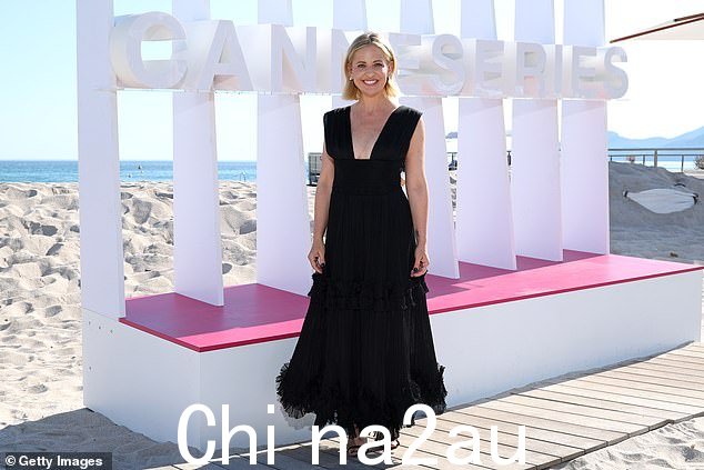 发光:她选择了一个微妙的妆容,确保炫耀她完美无瑕的肤色,并将她的金发设计得笔直