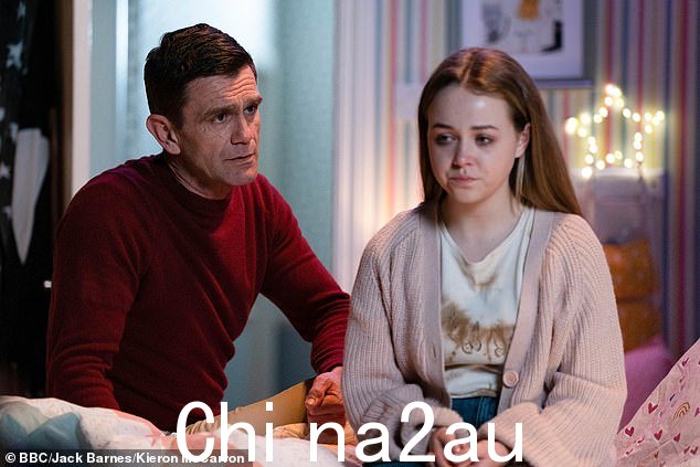 时态:周一东区的粉丝们悬崖勒马,丹妮丝在杰克的女儿艾米 (Ellie Dadd) 发现她的婚外情后终于坦白了自己的婚外情,情况发生了转折
