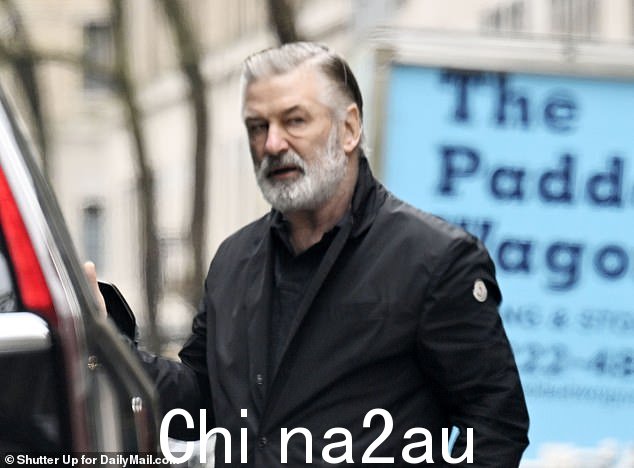 周一,法官对鲍德温和哈钦斯的鳏夫马修和他们的儿子之间的民事和解条款进行了保密,不让公众看到