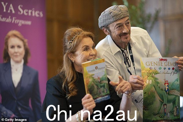 2023 年 4 月 18 日,约克公爵夫人莎拉(左)和她的插画家大卫威廉姆斯出版社在伦敦奥林匹亚伦敦书展上的见面会上宣传她的书