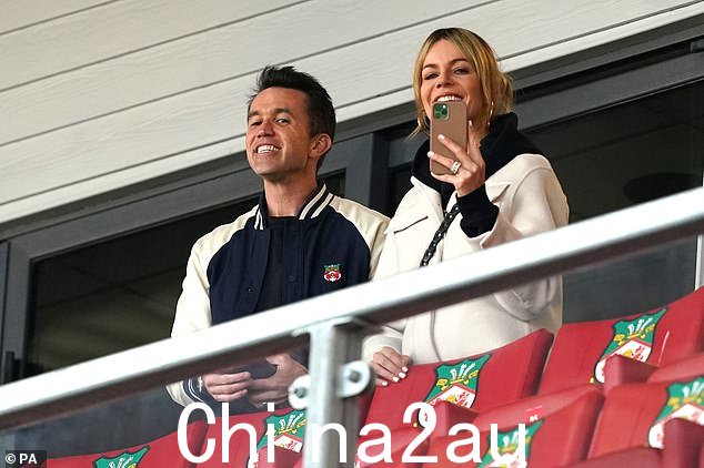 匹配:他和女演员Kaitlin的搭配也穿了一件不同风格的黑白外套