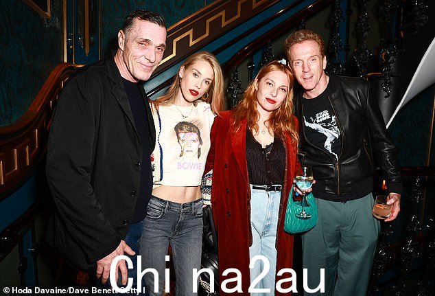 好朋友:Damon Bryant、Mary、Josephine de La Baume 和 Damian 微笑合影