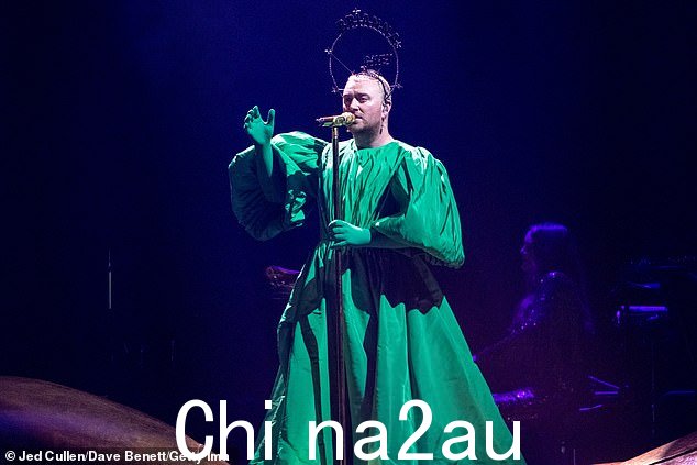批评者:Sam 发现自己处于网络巨魔的严厉批评的中心,因为他们选择的舞台服装被一些人称为录音艺术家撒旦