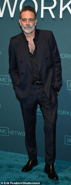 与此同时,Morgan 身穿全黑套装,包括一件别致的双排扣夹克