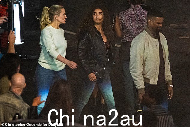 同事:面具明星还被发现与她的一位搭档,年轻女演员麦肯纳罗伯茨聊天