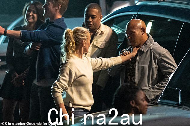 休闲:她穿着一件白色运动衫袖子微微挽起,搭配一条修身牛仔裤,将她的苗条身材包裹得很好