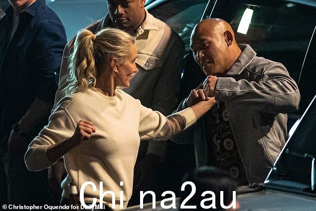 别大惊小怪:这套衣服搭配白色运动鞋,她的金色长发扎成马尾辫