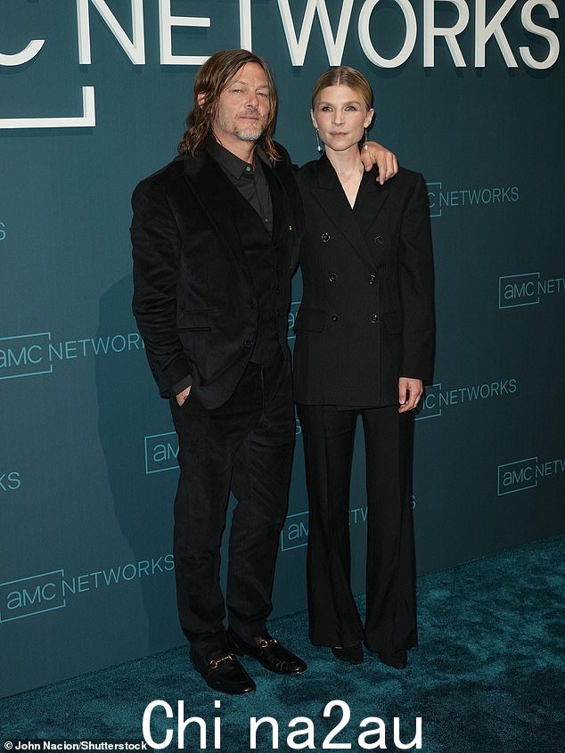 法国美女:Norman 还与 40 岁的法国女演员 Clemence Poesy 合影。这位哈利波特明星选择了商务时尚的双排扣黑色西装