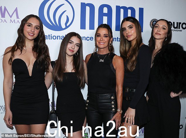 妈妈的女儿们:支持理查兹的还有她的四个女儿:(从左到右)Alexia、Portia 和 Sophia Umansky,以及她第一次婚姻中的大女儿 Farrah Aldjufrie