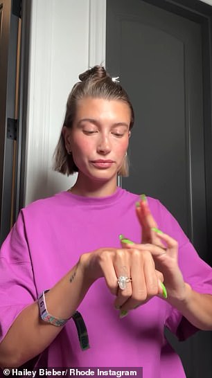 脸红了:她在手背上涂了鲜亮的粉红色腮红