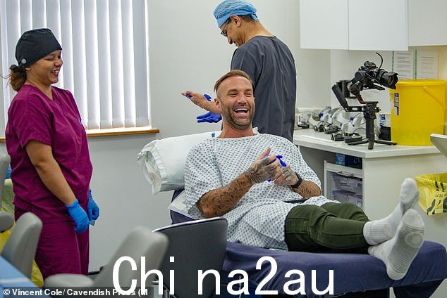 Calum Best,他从 20 岁出头就开始脱发,在第六次植发前与 Crown Clinic 的工作人员开玩笑