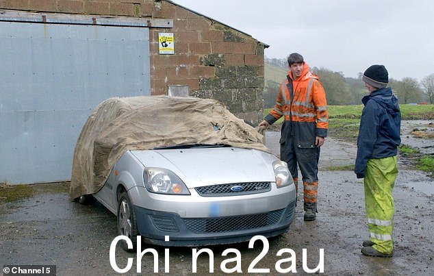 Reuben Owen,19 岁,在昨晚的 Beyond The Yorkshire Farm 上送给女友 Sarah Dow 一辆二手车