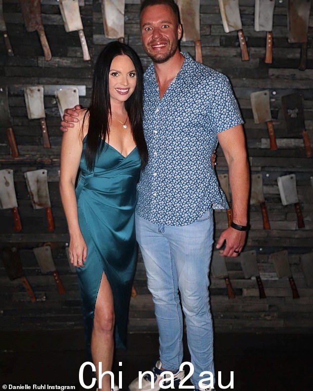 Split :周一,TMZ 证实,第二季的 29 岁的丹妮尔·鲁尔 (Danielle Ruhl) 向位于伊利诺伊州的库克县巡回法院提交了离婚文件,与 35 岁的尼克·汤普森 (Nick Thompson) 分居'