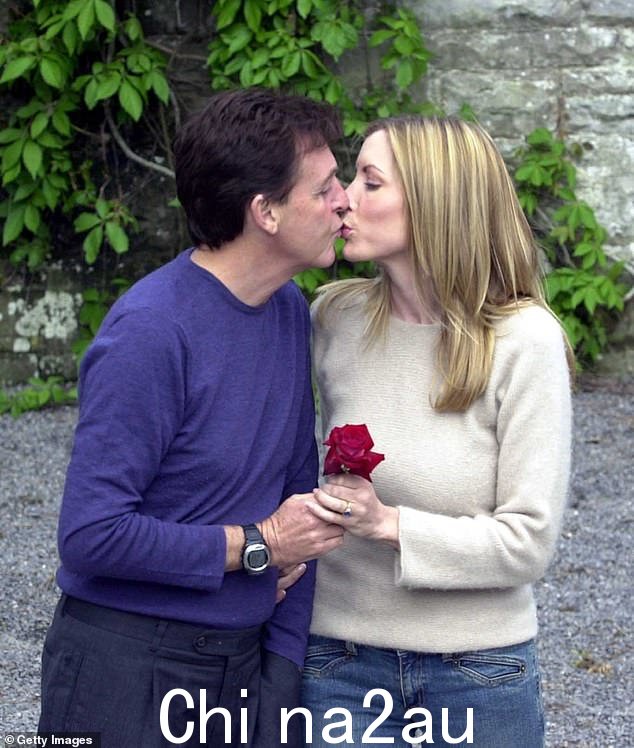 Paul McCartney 和他的前妻 Heather Mills 在他们 2002 年的婚礼之前在爱尔兰格拉斯劳的莱斯利城堡外交换了一个吻