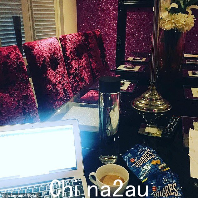 风格:餐厅有一张黑色桌子、红色天鹅绒椅子和闪闪发光的紫色墙壁,给人一种舒适的感觉