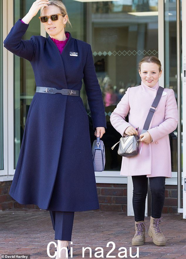 Zara Tindall,41 岁,今天下午他们参观切尔滕纳姆赛马场时,和她今天九岁的大孩子 Mia 度过了母女日