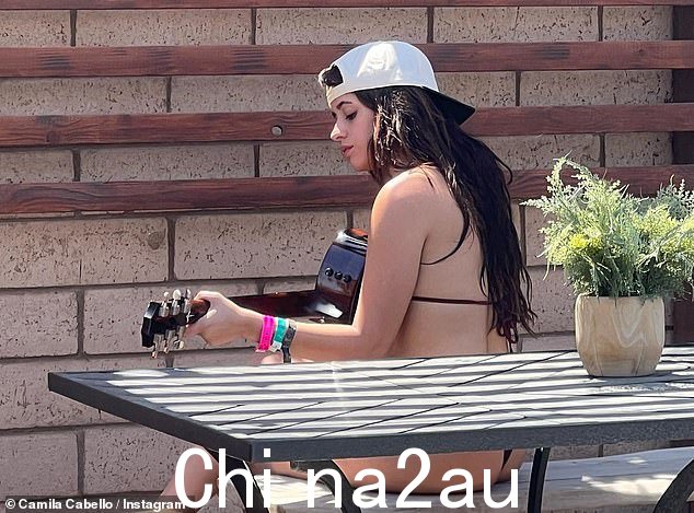 新材料:Camila 穿着比基尼的泳池时光顺利过渡到音乐制作环节,因为另一张照片显示她穿着同样暴露的服装,坐在野餐桌旁弹着原声吉他