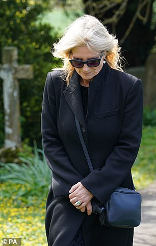 Gaby Roslin 抵达奥尔丁顿圣拉姆沃尔德教堂参加 Paul O'Grady 的葬礼