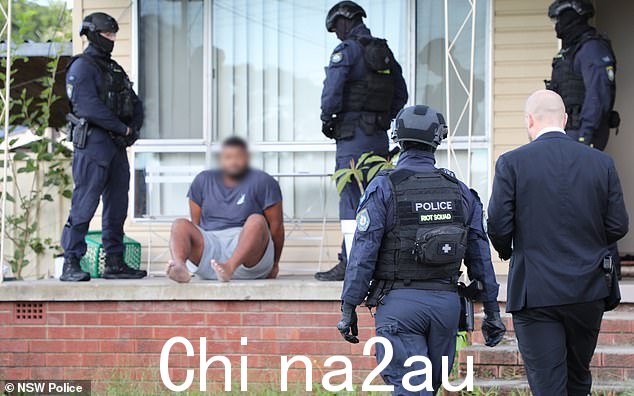警方已逮捕并指控两名男子涉嫌在悉尼西部绑架一男一女(如图)