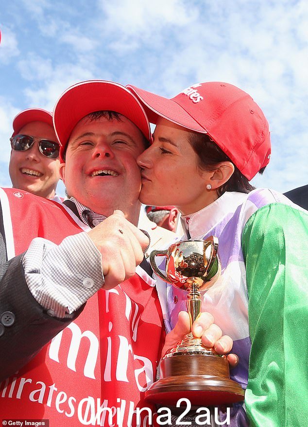 Payne 拥抱她的兄弟 strapper Stevie,在 2015 年墨尔本杯上骑着彭赞斯王子取得胜利