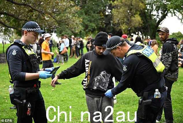 一名男子在墨尔本弗拉格斯塔夫花园被维多利亚警察搜查