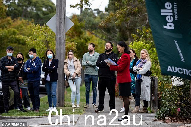 数百万有住房贷款的澳大利亚人将不再需要每月担心储备银行的利率决定,央行每年开会 8 次,而不是未来的 11 次(图为墨尔本拍卖)