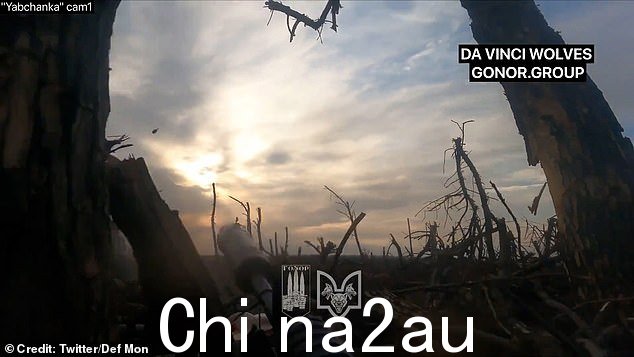 当乌克兰军队从掩体中撤出时,一枚手榴弹在空中飞过