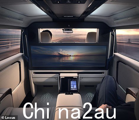 它甚至有一个玻璃隔板,所以你不必看到你的司机