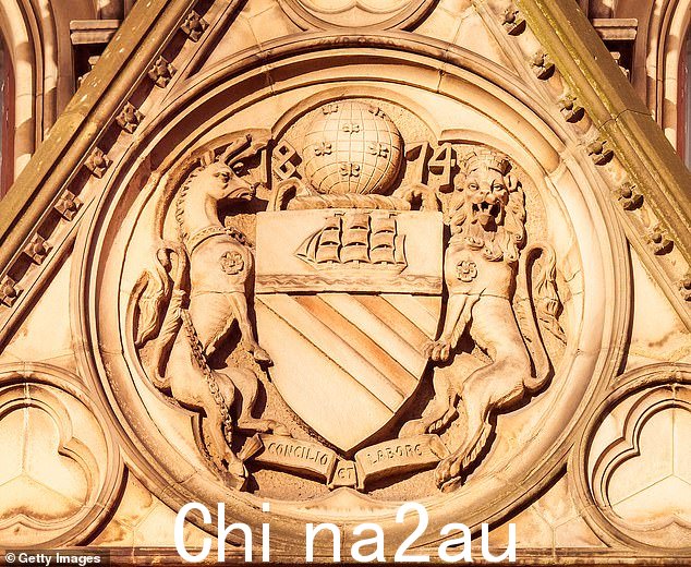 曼彻斯特的徽章于 1842 年授予这座城市。这艘船是为了纪念这座城市与自由贸易和企业的日益紧密的联系,它在红色和金色的盾牌中被看到