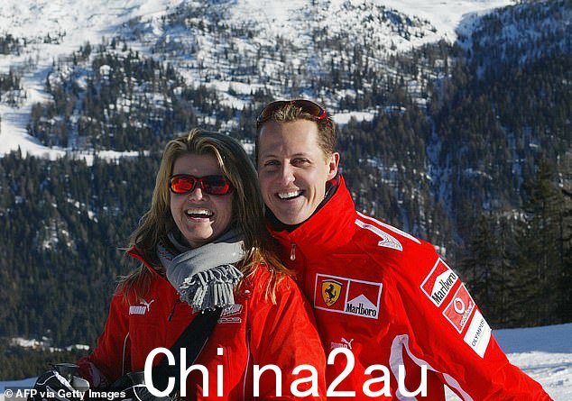 舒马赫的妻子科琳娜(图为 2005 年与他一起滑雪)对他的病情保密