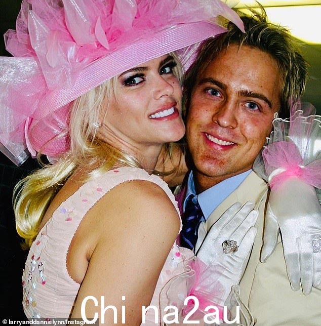 Larry(和 Anna 在 2004 年肯塔基赛马晚会上相遇)'想让 Anna Nicole 讲述她自己的故事,而不是别人替她讲故事'