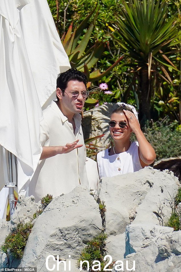 挚爱:Sofia Richie 和她的搭档 Elliot 周三在法国南部度过了一段闲暇时光,婚礼计划暂时搁置