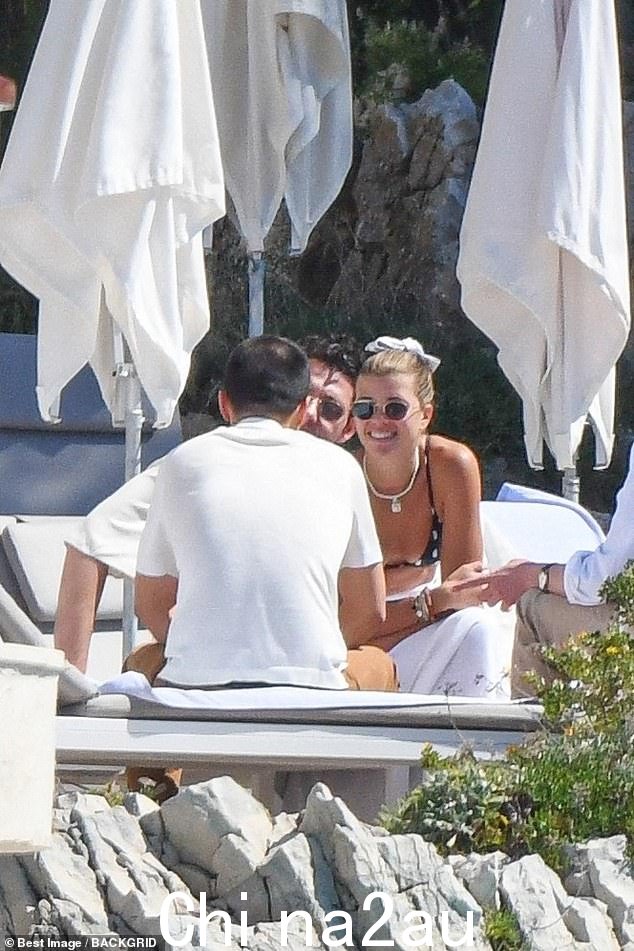Smitten:Sofia 和 Elliot 在去年 4 月日落时在烛光下求婚后订婚了