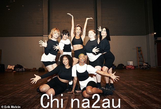 试镜:在视频中,这位明星穿着黑色运动文胸和配套短裤