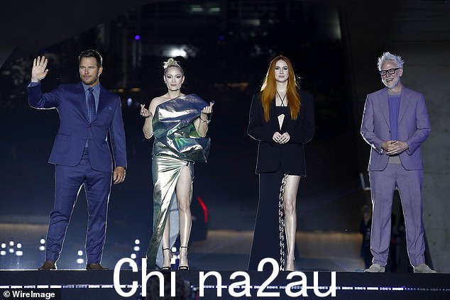 他们在这里! (从左到右)演员 Chris Pratt、Pom Klementieff、Karen Gillan 和导演 James Gunn 在活动中