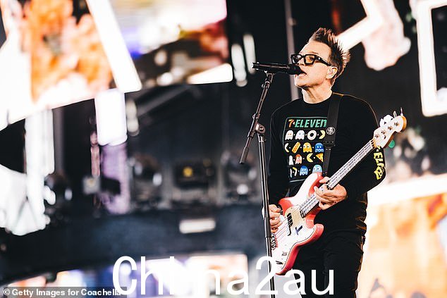 Back at it: 乐队的主唱马克上周末 Hoppus 在舞台上的照片