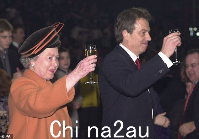 伊丽莎白二世女王和当时的英国首相托尼布莱尔在 2000 年午夜敲响时举起眼镜