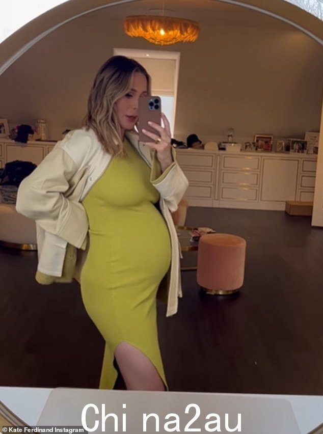 '我看起来准备好流行':这位 31 岁的前 TOWIE 明星正在与 44 岁的足球专家丈夫里约热内卢生第二个孩子,在她的更衣室摆出镜子自拍的姿势