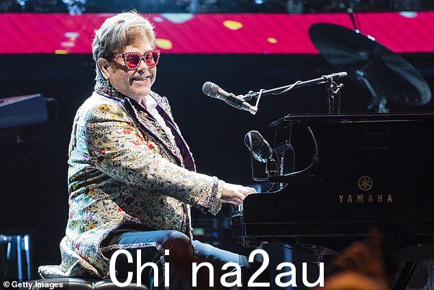 大晚上出去玩:这对夫妇和他们 17 岁的孩子达西 (Darcey) 和 13 岁的孩子比利 (Billy) 一起从他们位于伦敦北部的家中冒险前往观看埃尔顿 (Elton) 的告别黄砖路 (Farewell Yellow Brick Road) 巡演