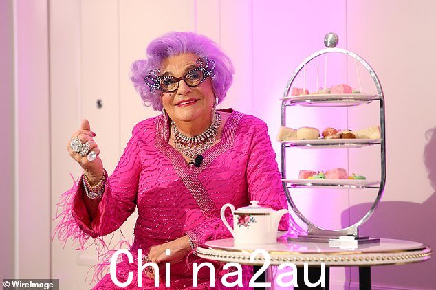 全世界的粉丝都在为最著名的澳大利亚偶像 Dame Edna Everage 祈祷