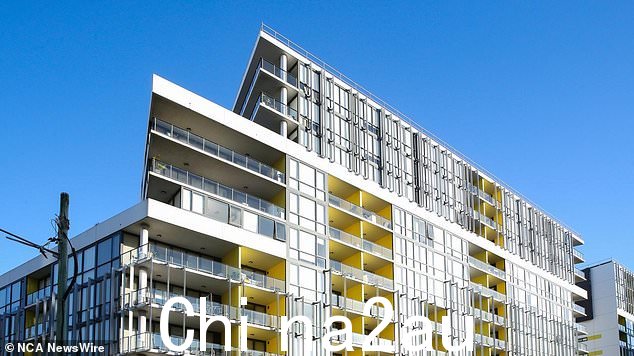 警方在公寓楼建立了犯罪现场,专职法医在第二天检查现场