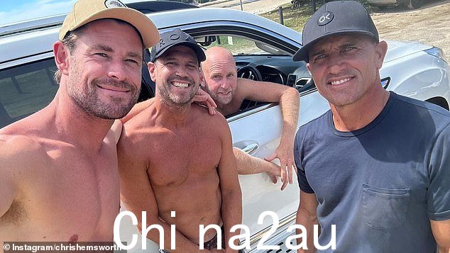 Chris Hemsworth(左)欢迎美国冲浪运动员 Kelly Slater(右)来到珀斯,甚至和他一起冲浪