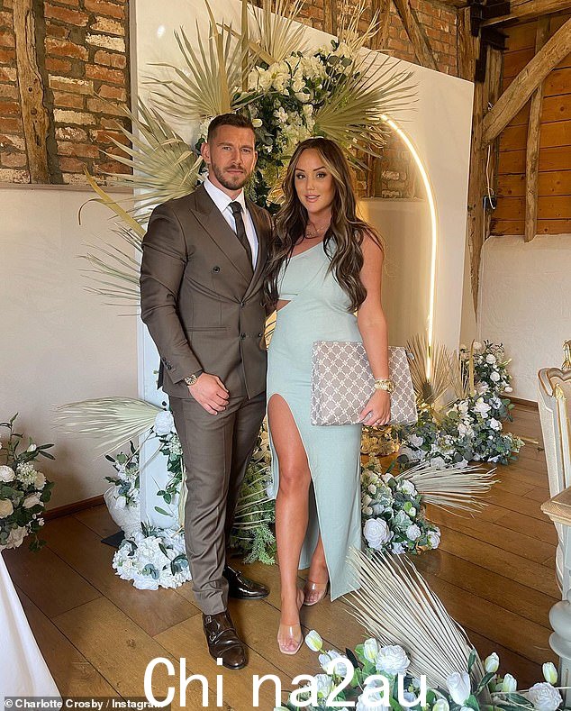 快乐的父母:这位前 Geordie Shore 明星去年 10 月迎来了她与男友 Jake(如图)的第一个孩子,她说她的宝宝已经开始享用一些固体食物了