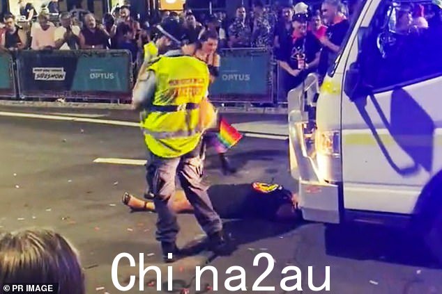 Lidia Thorpe 在她第一次在牛津街躺下时,显然将花车误认为是联邦或州警车的同性恋青年慈善机构