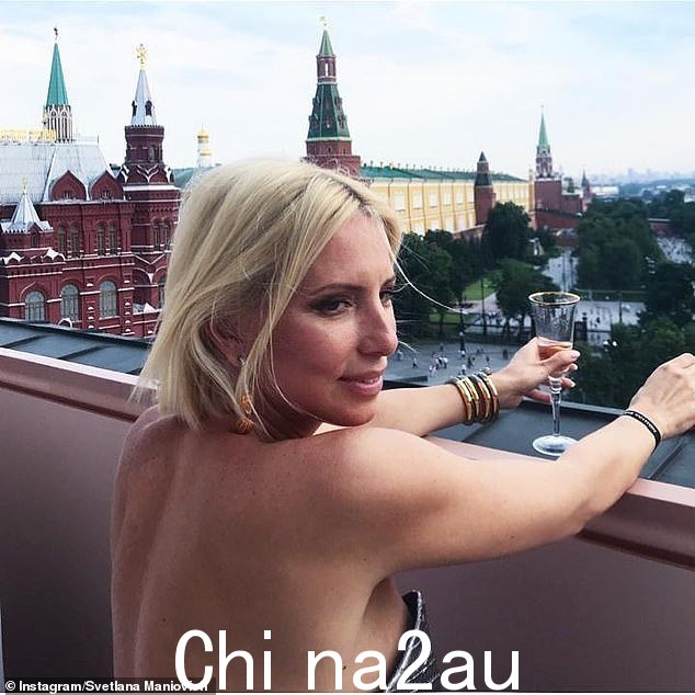 图:Svetlana Maniovich 正在喝一杯。FBK 在 12 月表示:'现在,伊万诺夫的妻子正在巴黎的精品店里挥霍她的血汗钱。欧洲仅在 2022 年 10 月 6 日才对伊万诺夫实施制裁。但是一个月前,他和 Maniovich 离婚了'