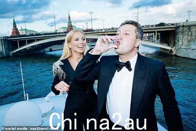 图:Timur Ivanov 和 Svetlana Maniovich 在船上喝酒。据 FBK 报道,2012 年,伊万诺夫以 670 万欧元购买了莫斯科市中心的一座庄园